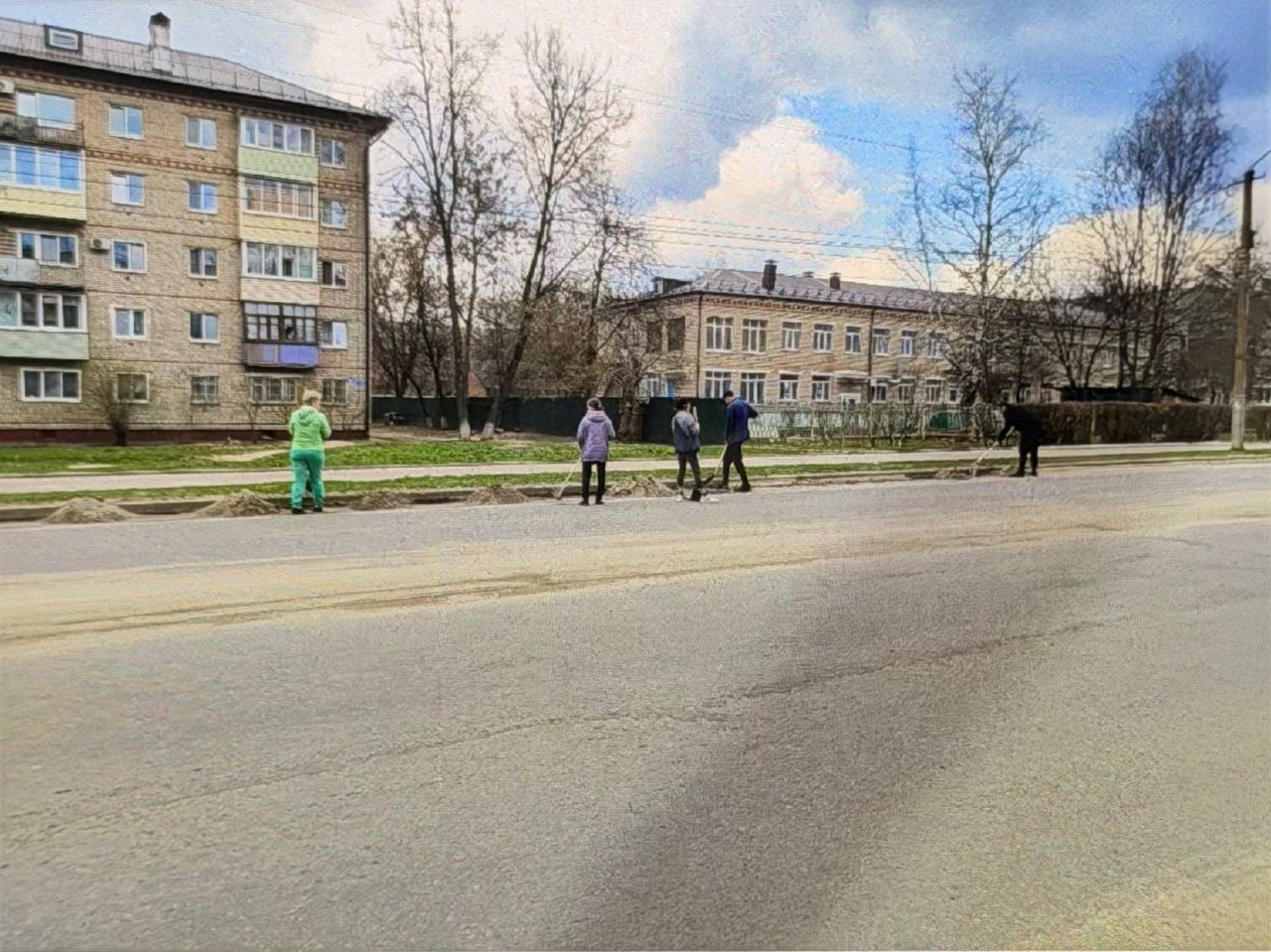 2 апреля состоялся субботник, в ходе которого была проведена уборка улицы Мира 2 апреля состоялся субботник, в ходе которого была проведена уборка улицы Мира