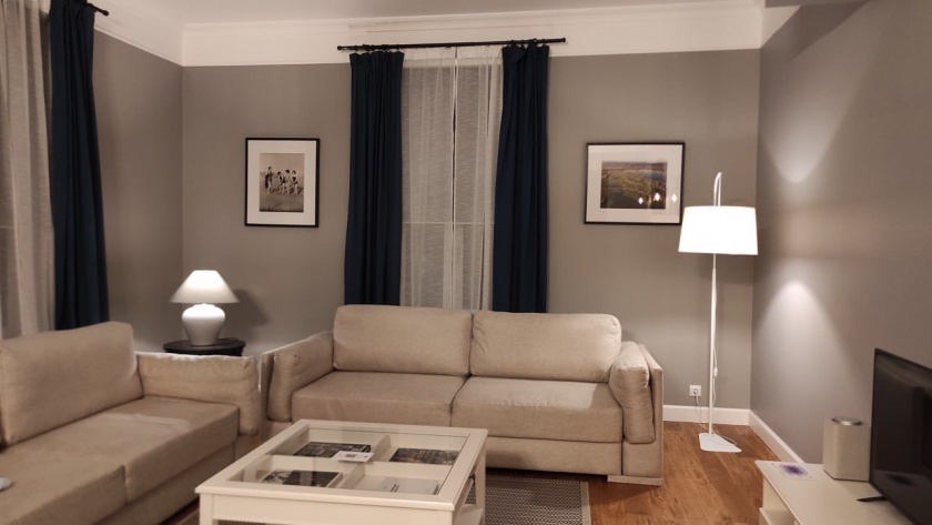 Желтые пятна на потолке: причины и простые способы устранения