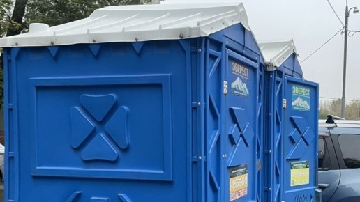 Брянец прятал «левый» алкоголь на 1,6 млн рублей в уличном туалете