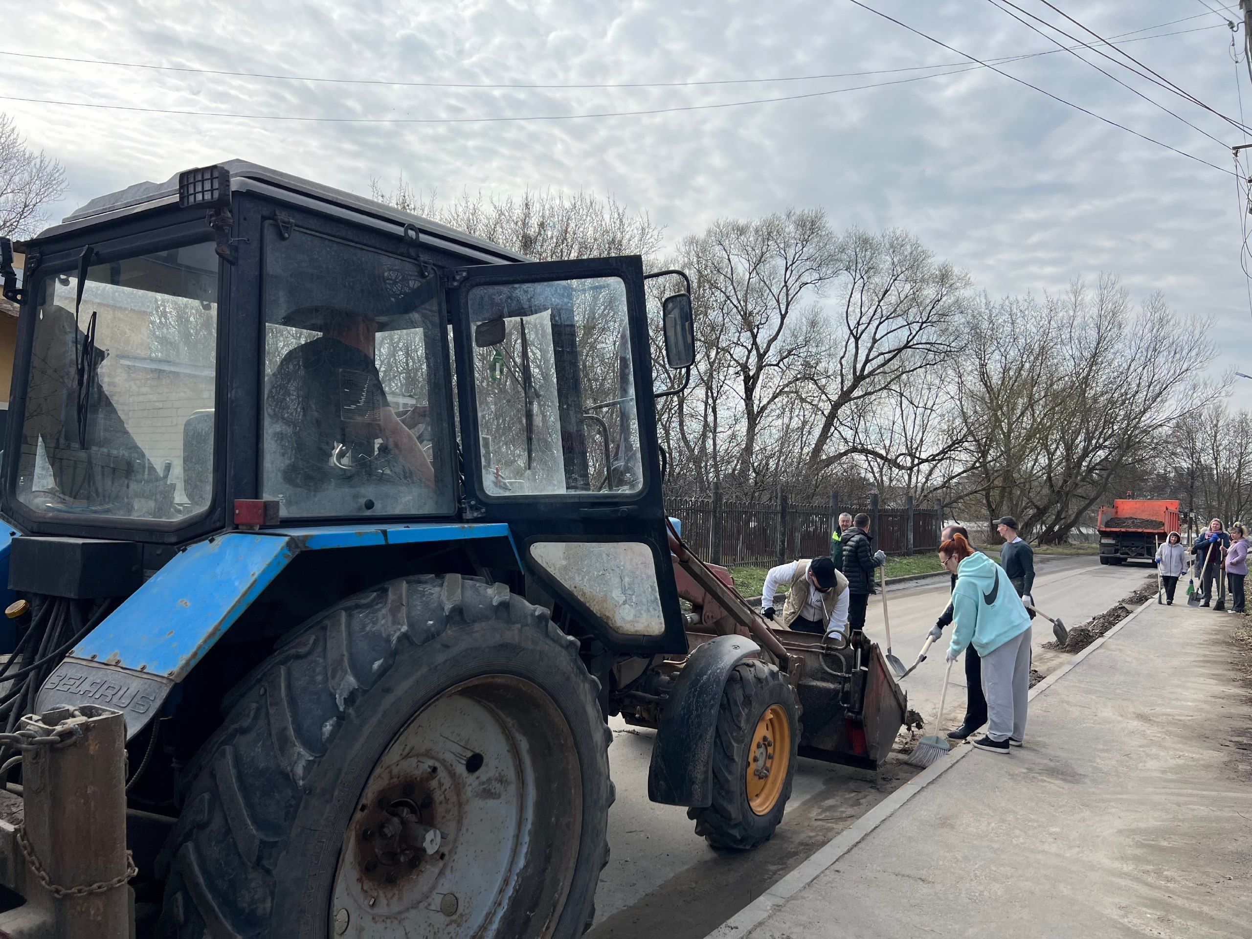 2 апреля состоялся субботник, в ходе которого была проведена уборка улицы Мира 2 апреля состоялся субботник, в ходе которого была проведена уборка улицы Мира