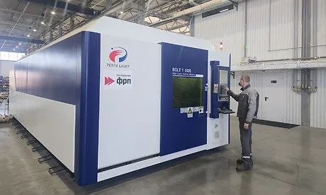 В Брянске предприятие «Бердекс» начала выпуск новой модели полуприцепа и разгрузочно-погрузочной платформы для животных