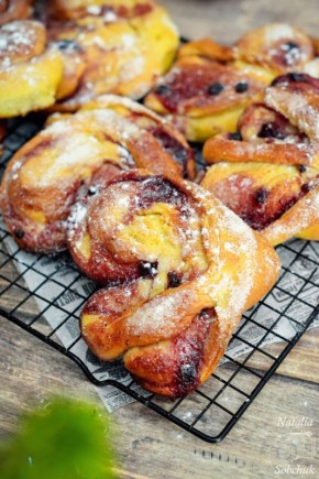 Сладкие плюшки с черничным джемом: как удивить гостей домашней выпечкой