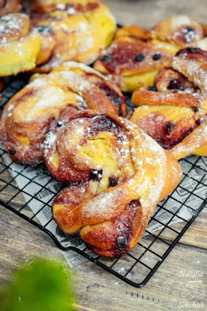 Сладкие плюшки с черничным джемом: как удивить гостей домашней выпечкой