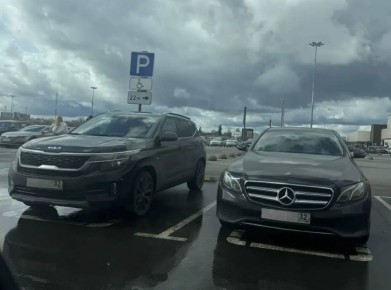 В городе Брянске двое водителей привлечены к административной ответственности за нарушение правил остановки и стоянки транспортных средств в местах, предназначенных для инвалидов