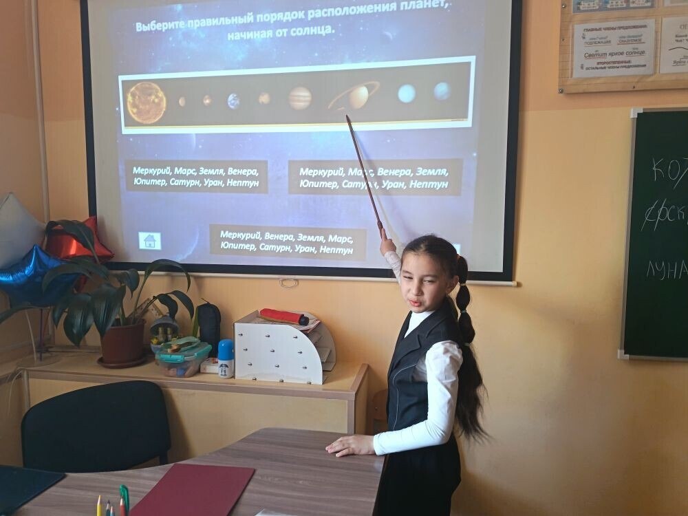 12 апреля 1961 года на весь мир прозвучало сообщение ТАСС: в Советском Союзе выведен на орбиту первый в мире космический корабль-спутник «Восток» с человеком на борту – гражданином СССР, летчиком-майором Юрием Алексеевичем... 12 апреля 1961 года на весь мир прозвучало сообщение ТАСС: в Советском Союзе выведен на орбиту первый в мире космический корабль-спутник «Восток» с человеком на борту – гражданином СССР, летчиком-майором Юрием Алексеевичем...