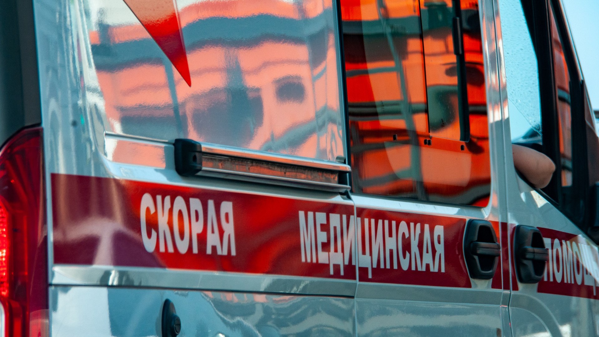 Сотрудник "Брянскэнерго" попал под удар украинских дронов в брянском селе Демьянки