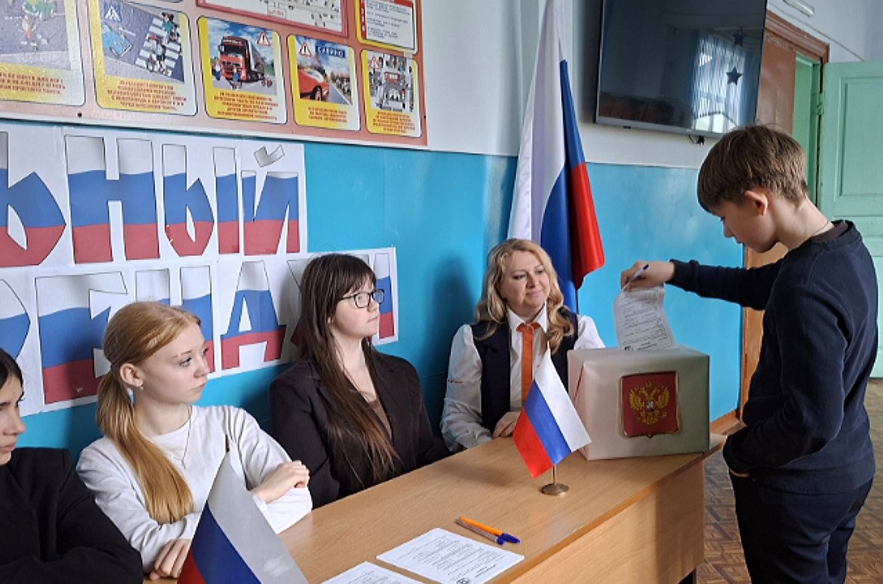 7 апреля в Мартьяновской средней школе прошло важное и ответственное мероприятие – Школьный референдум! В этот день свои гражданские права и обязанности реализовали ученики 6-11 классов, став активными участниками процесса... 7 апреля в Мартьяновской средней школе прошло важное и ответственное мероприятие – Школьный референдум! В этот день свои гражданские права и обязанности реализовали ученики 6-11 классов, став активными участниками процесса...