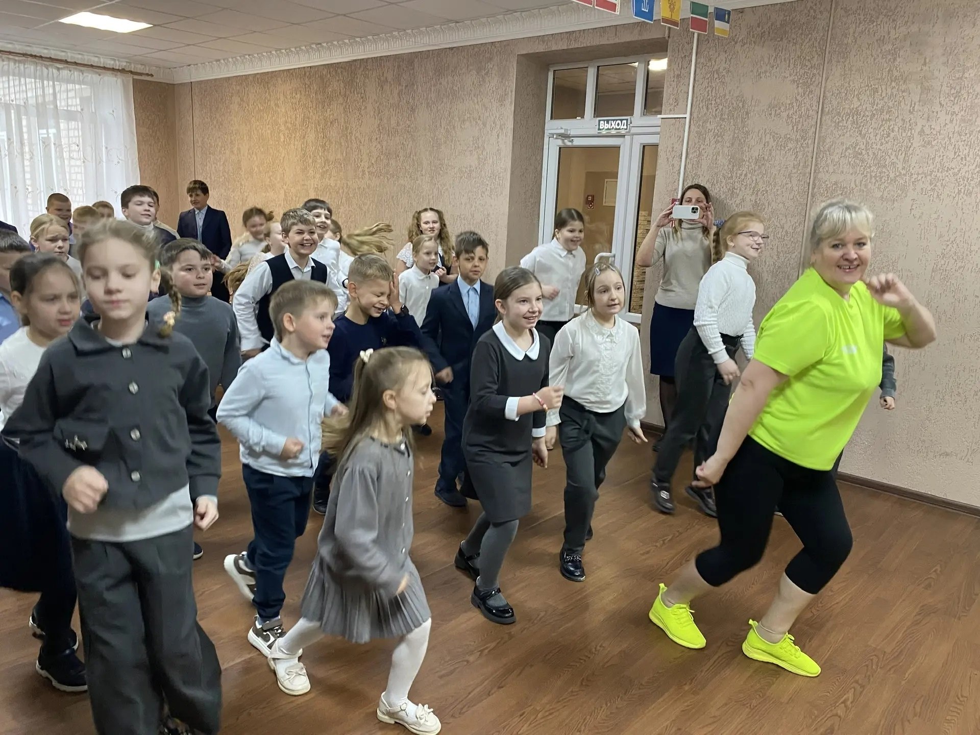 7 апреля 2026 года в МБОУ- Прогимназия №1 этот день начался особенно бодро и весело! Обучающиеся 1-4 классов вместе с заместителем директора Романишко Татьяной Леонидовной приняли участие в ярком флешмобе — утренней зарядке 7 апреля 2026 года в МБОУ- Прогимназия №1 этот день начался особенно бодро и весело! Обучающиеся 1-4 классов вместе с заместителем директора Романишко Татьяной Леонидовной приняли участие в ярком флешмобе — утренней зарядке