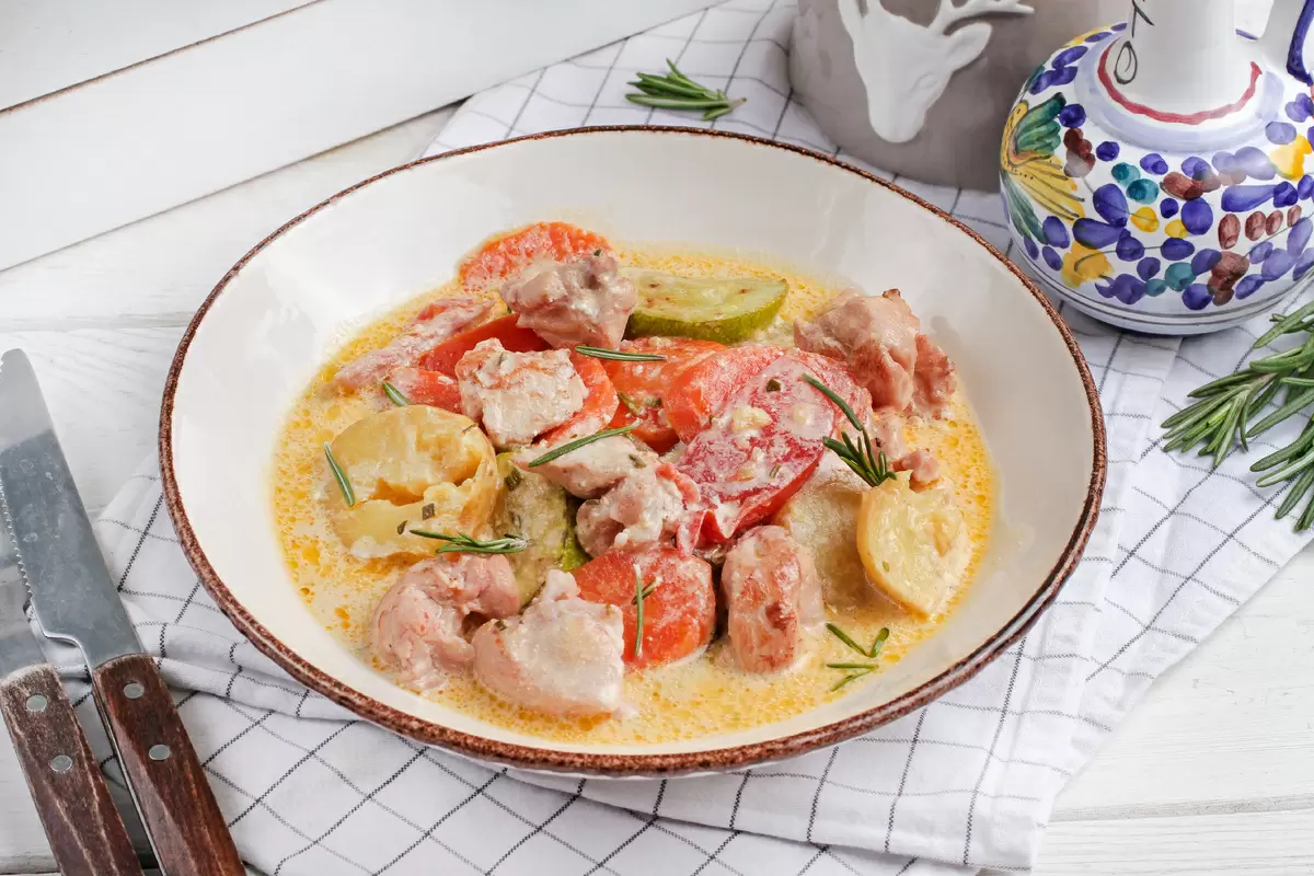 Нежность кроличьего филе в сметанном соусе