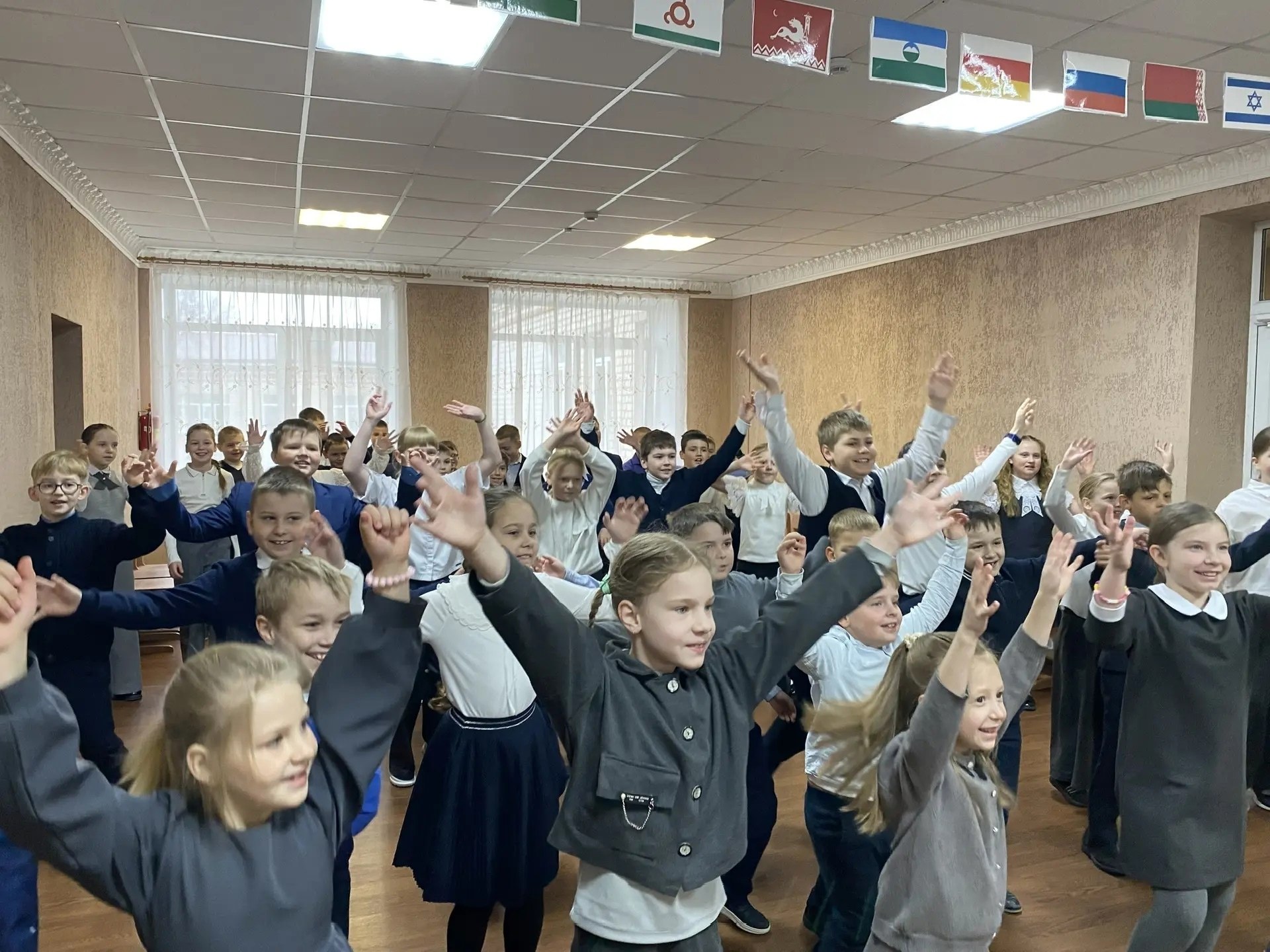 7 апреля 2026 года в МБОУ- Прогимназия №1 этот день начался особенно бодро и весело! Обучающиеся 1-4 классов вместе с заместителем директора Романишко Татьяной Леонидовной приняли участие в ярком флешмобе — утренней зарядке 7 апреля 2026 года в МБОУ- Прогимназия №1 этот день начался особенно бодро и весело! Обучающиеся 1-4 классов вместе с заместителем директора Романишко Татьяной Леонидовной приняли участие в ярком флешмобе — утренней зарядке