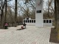 Сотрудники и добровольцы Толмачёвского культурно-досугового центра провели субботник на памятнике - Братская могила в селе Толмачево Снежского сельского поселения