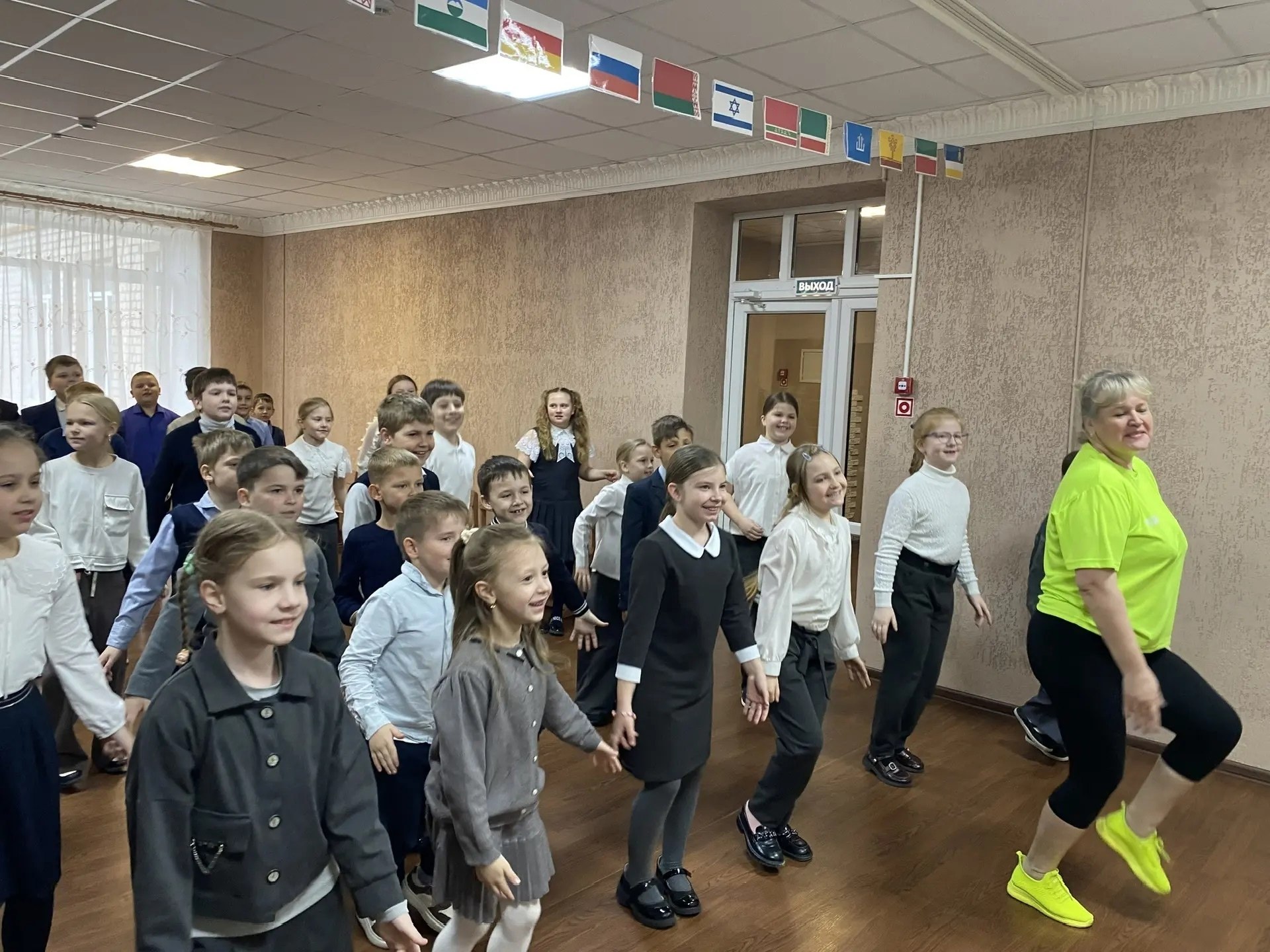7 апреля 2026 года в МБОУ- Прогимназия №1 этот день начался особенно бодро и весело! Обучающиеся 1-4 классов вместе с заместителем директора Романишко Татьяной Леонидовной приняли участие в ярком флешмобе — утренней зарядке 7 апреля 2026 года в МБОУ- Прогимназия №1 этот день начался особенно бодро и весело! Обучающиеся 1-4 классов вместе с заместителем директора Романишко Татьяной Леонидовной приняли участие в ярком флешмобе — утренней зарядке