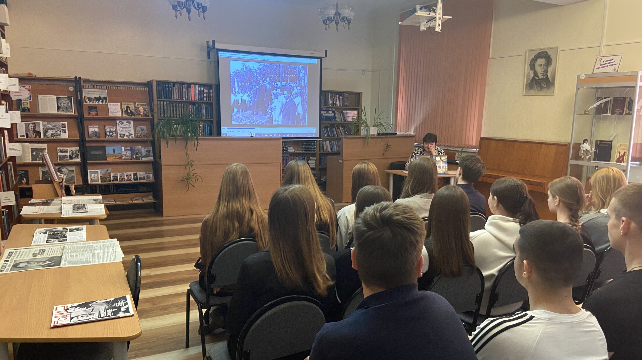 Памяти первого космонавта Юрия Гагарина была посвящена познавательная программа «Первые в космосе», проведенная в Центральной библиотеке им. А.С. Пушкина Памяти первого космонавта Юрия Гагарина была посвящена познавательная программа «Первые в космосе», проведенная в Центральной библиотеке им. А.С. Пушкина