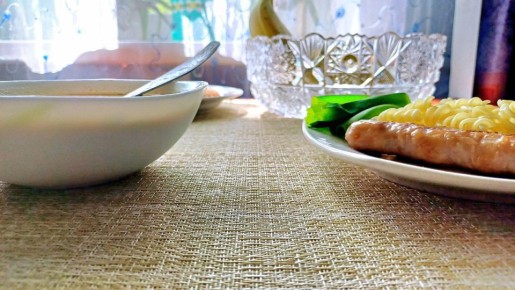 Полный разнообразия обед на столе