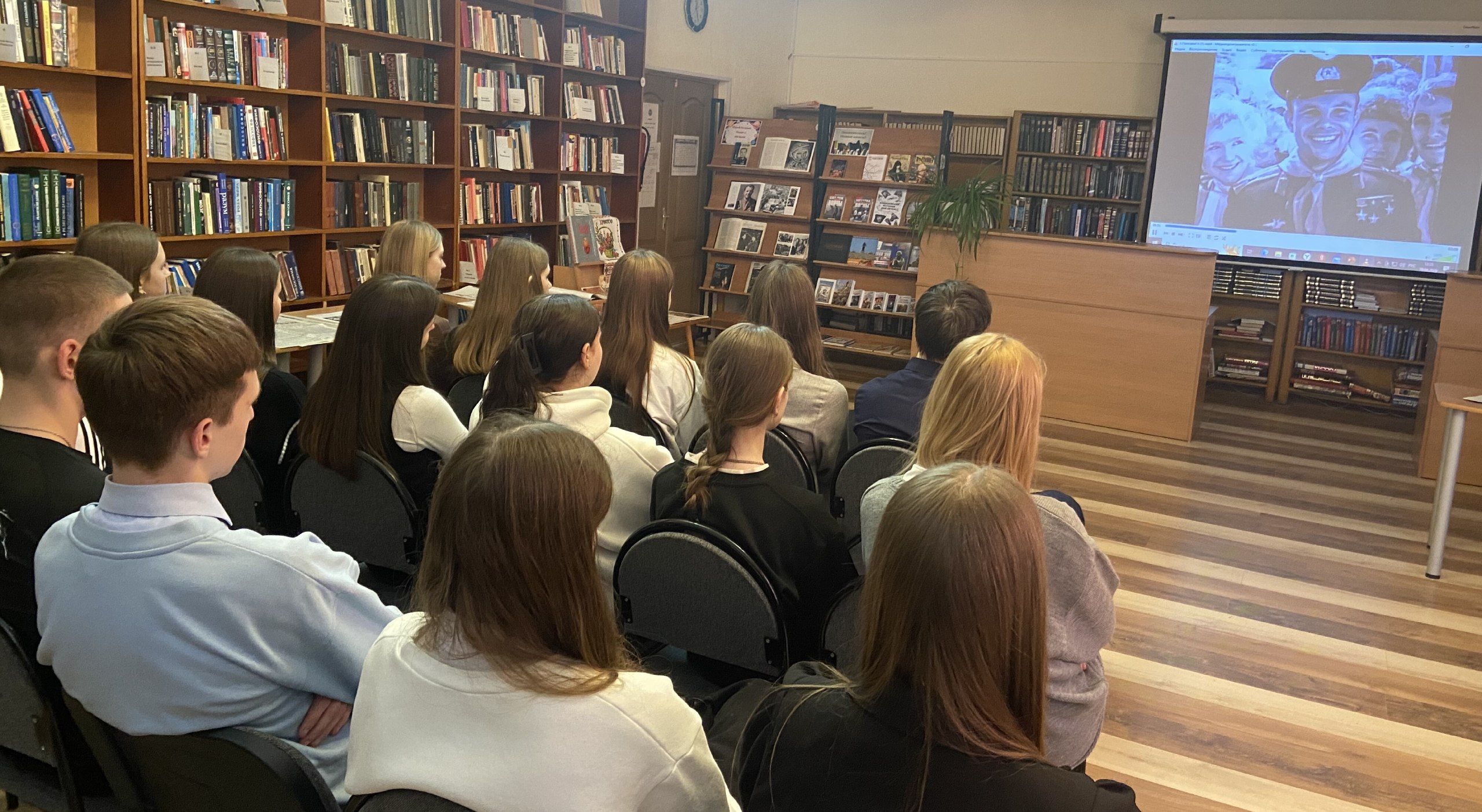 Памяти первого космонавта Юрия Гагарина была посвящена познавательная программа «Первые в космосе», проведенная в Центральной библиотеке им. А.С. Пушкина Памяти первого космонавта Юрия Гагарина была посвящена познавательная программа «Первые в космосе», проведенная в Центральной библиотеке им. А.С. Пушкина