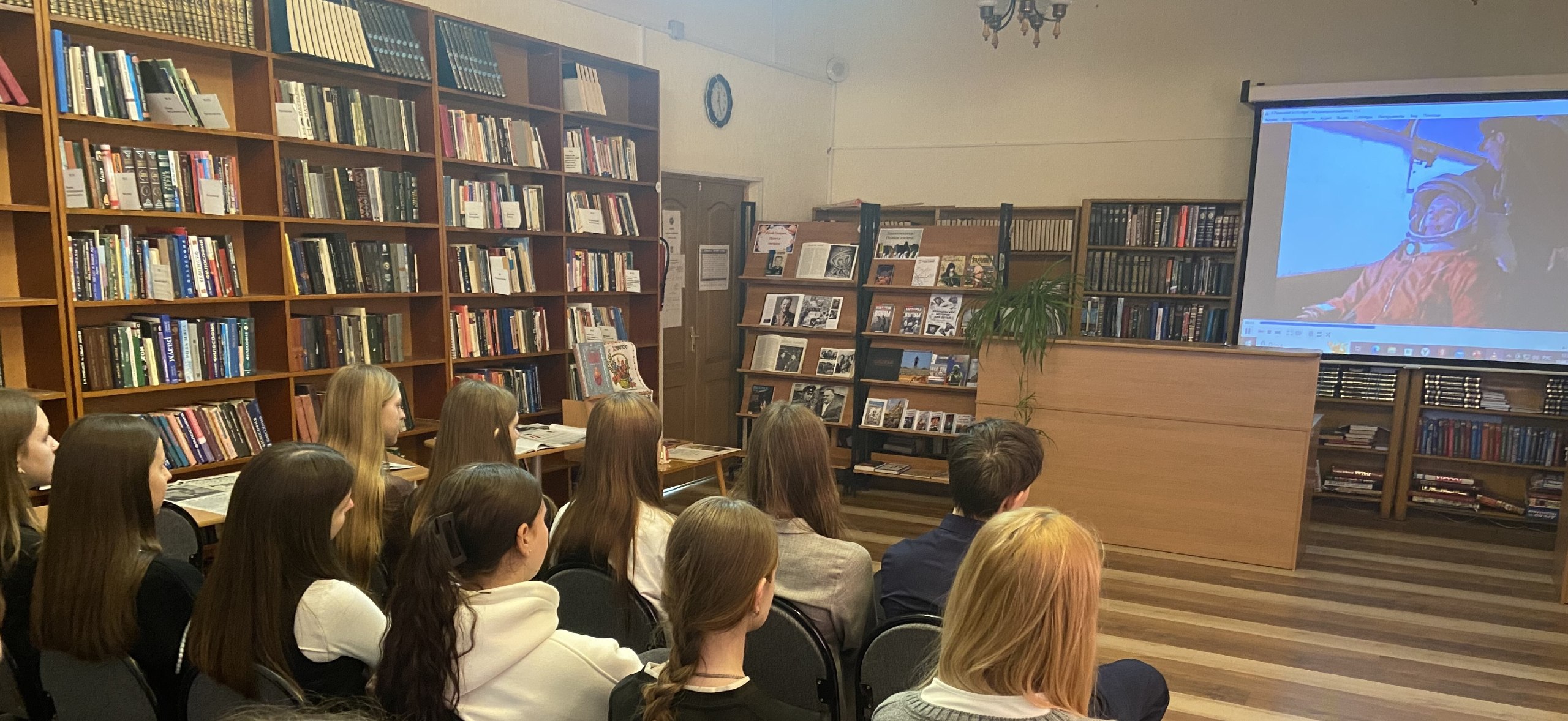 Памяти первого космонавта Юрия Гагарина была посвящена познавательная программа «Первые в космосе», проведенная в Центральной библиотеке им. А.С. Пушкина Памяти первого космонавта Юрия Гагарина была посвящена познавательная программа «Первые в космосе», проведенная в Центральной библиотеке им. А.С. Пушкина