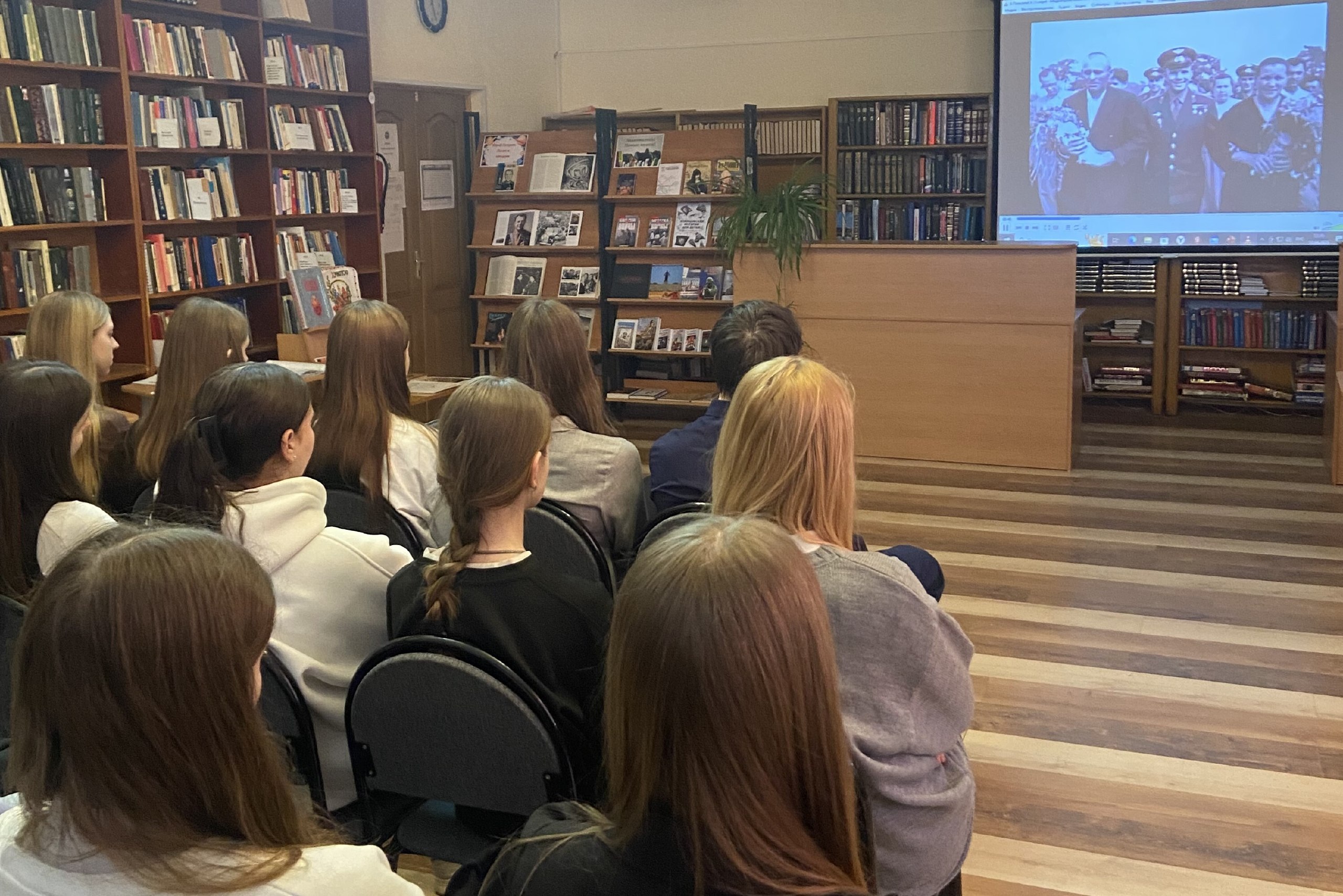 Памяти первого космонавта Юрия Гагарина была посвящена познавательная программа «Первые в космосе», проведенная в Центральной библиотеке им. А.С. Пушкина Памяти первого космонавта Юрия Гагарина была посвящена познавательная программа «Первые в космосе», проведенная в Центральной библиотеке им. А.С. Пушкина