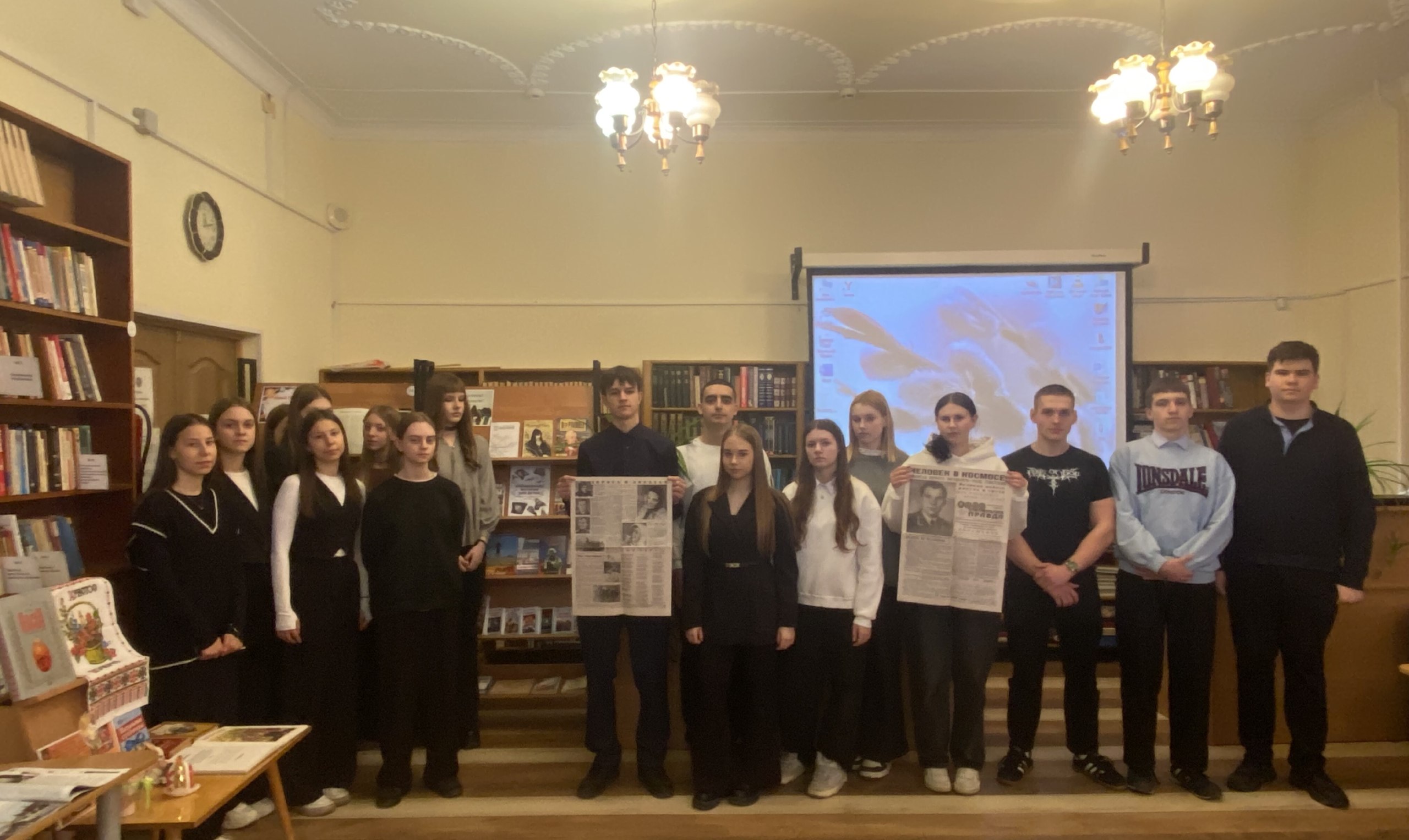 Памяти первого космонавта Юрия Гагарина была посвящена познавательная программа «Первые в космосе», проведенная в Центральной библиотеке им. А.С. Пушкина Памяти первого космонавта Юрия Гагарина была посвящена познавательная программа «Первые в космосе», проведенная в Центральной библиотеке им. А.С. Пушкина