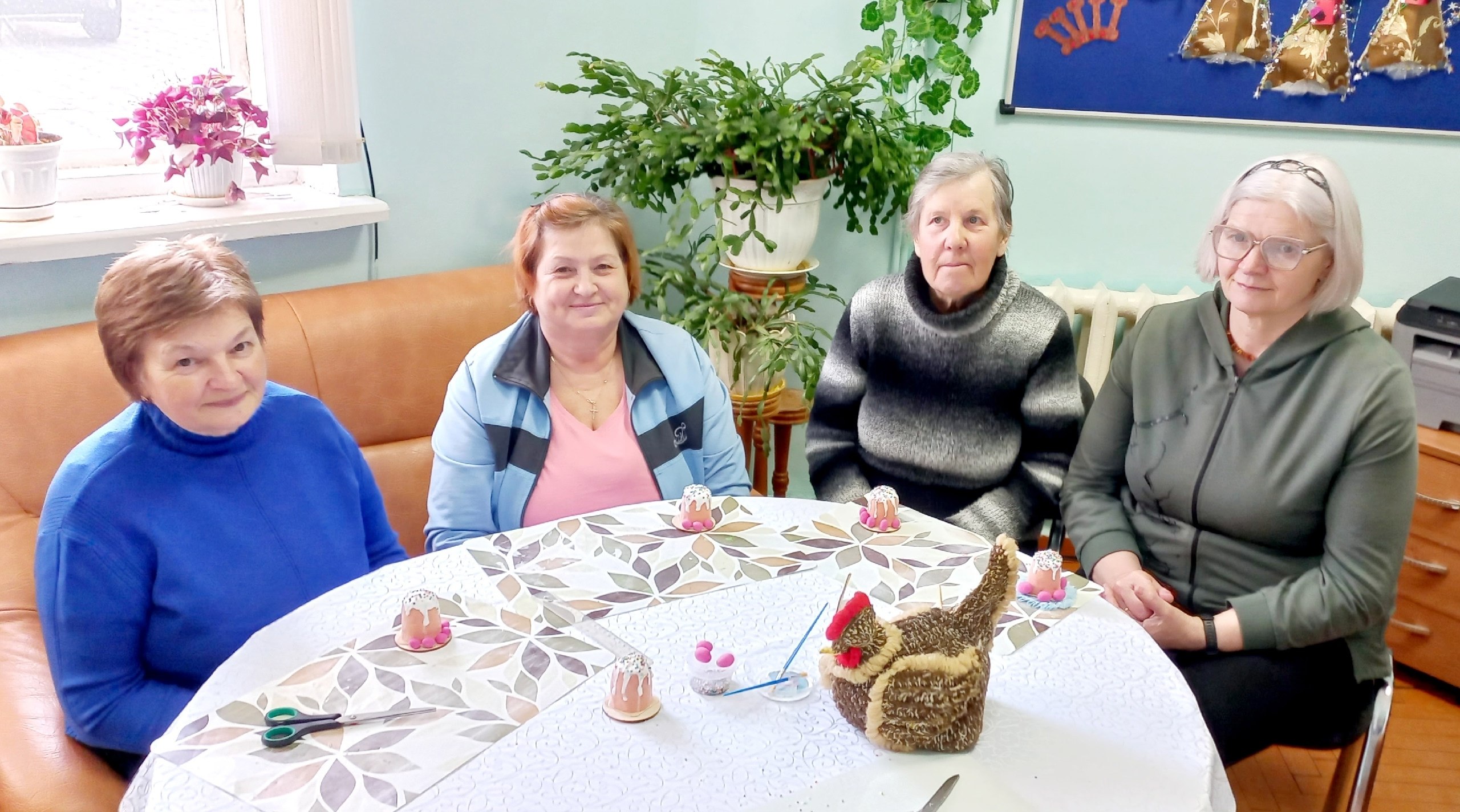 Куличики из пластилина: пасхальные поделки в Клубе «Активное долголетие»