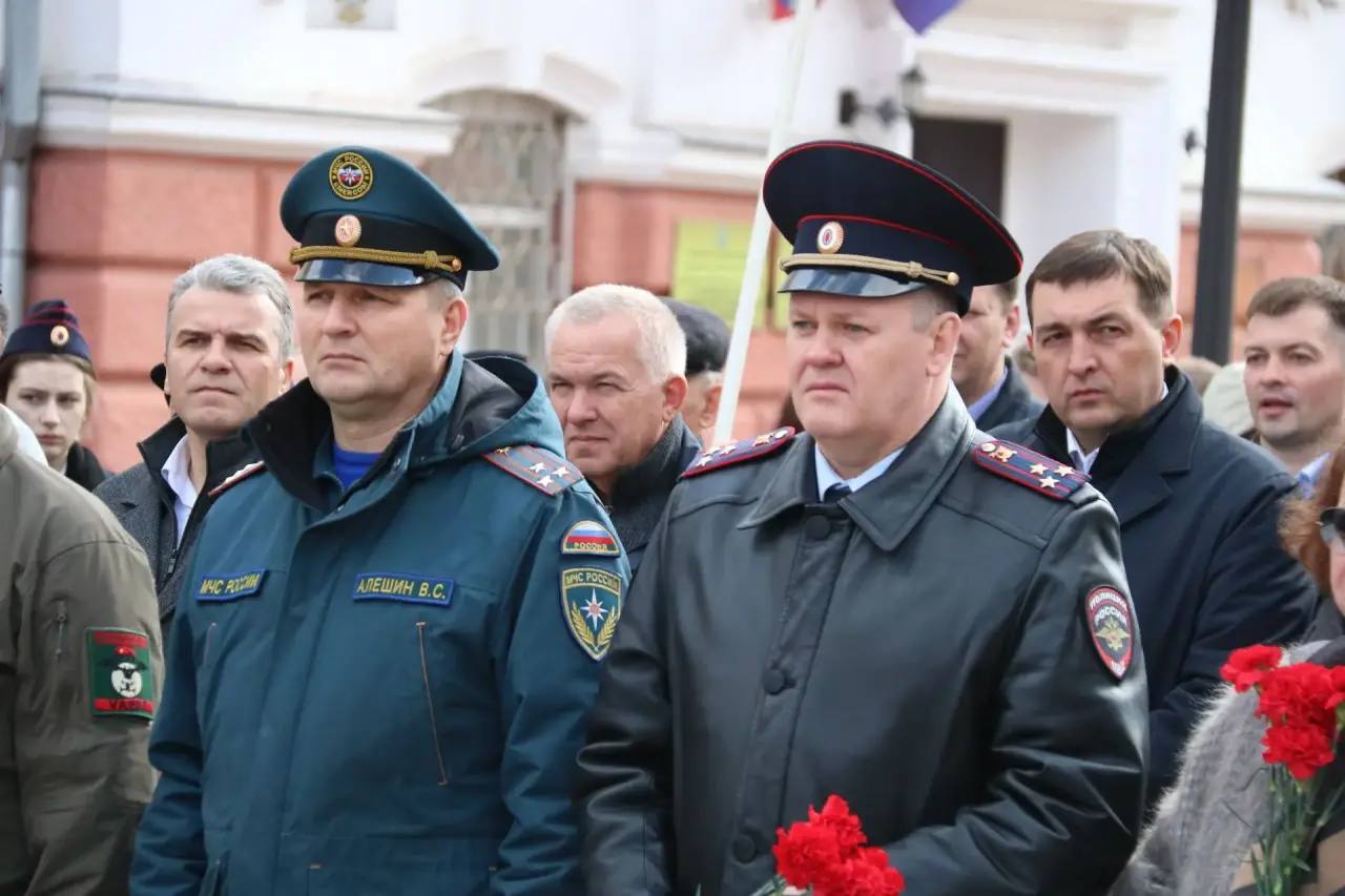 В день космонавтики в Брянске состоялось торжественное мероприятие около памятника первому космонавту Юрию Гагарину В день космонавтики в Брянске состоялось торжественное мероприятие около памятника первому космонавту Юрию Гагарину