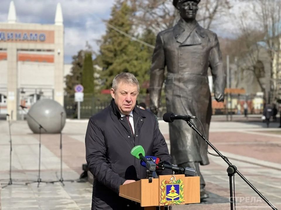 �������, 12 ������, � ���� ������������ � ������� ���������� ������������� ����������� ����� ��������� ������� ���������� ���� ����������� ��������