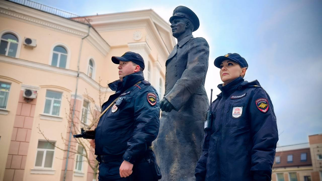 В день космонавтики в Брянске состоялось торжественное мероприятие около памятника первому космонавту Юрию Гагарину