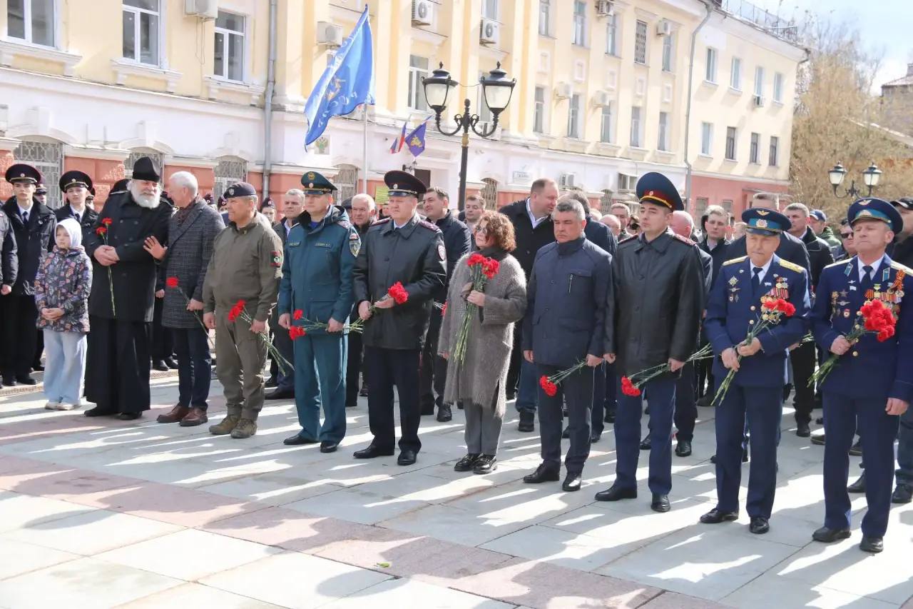В день космонавтики в Брянске состоялось торжественное мероприятие около памятника первому космонавту Юрию Гагарину В день космонавтики в Брянске состоялось торжественное мероприятие около памятника первому космонавту Юрию Гагарину