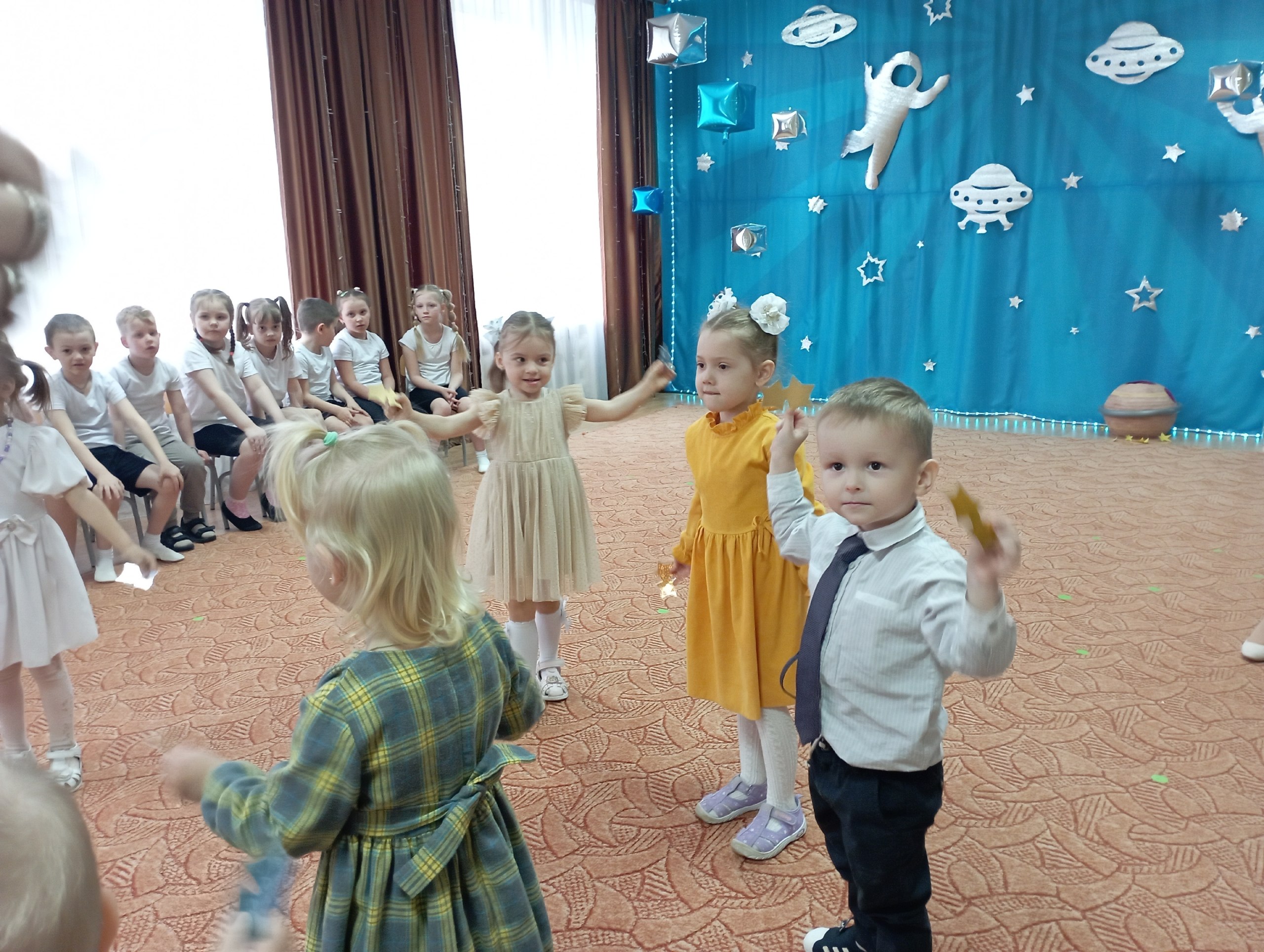 В детском саду № 26 «Ласточка» прошёл яркий и познавательный праздник, посвящённый Дню космонавтики В детском саду № 26 «Ласточка» прошёл яркий и познавательный праздник, посвящённый Дню космонавтики