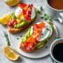 Новый взгляд на вкусные завтраки: авокадо-яичный тост с хрустящим беконом