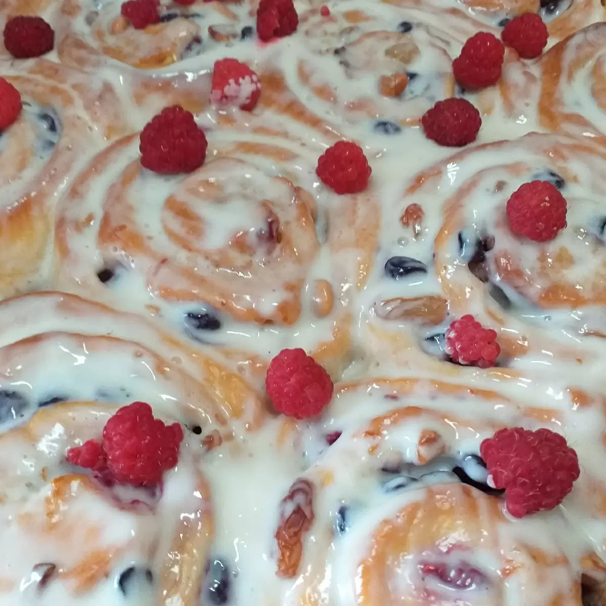 Ягодные Синнабоны: Нежный десерт с фруктовым наполнителем