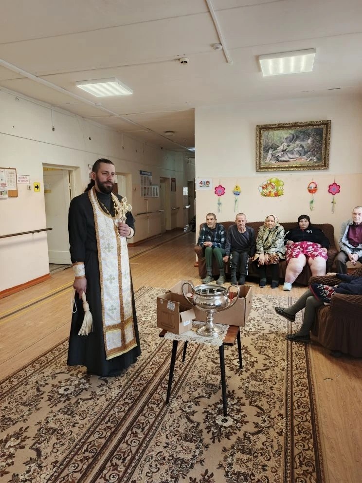 «Пасхальные традиции». В Великую Субботу, после Божественной литургии, настоятель храма в честь Покрова Пресвятой Богородицы п. Бытошь иерей Владимир Тартачный посетил Дом социального обслуживания Дятьковского района