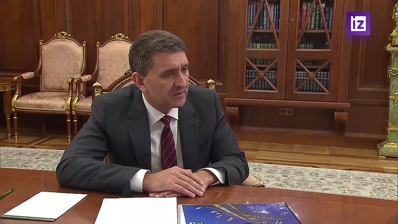 Президент России Владимир Путин в ходе рабочей встречи с генеральным директором ПАО "Россети" Андреем Рюминым отметил стратегическое значение компании для страны