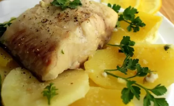 Тушеный картофель с рыбой: простое блюдо для домашнего уюта