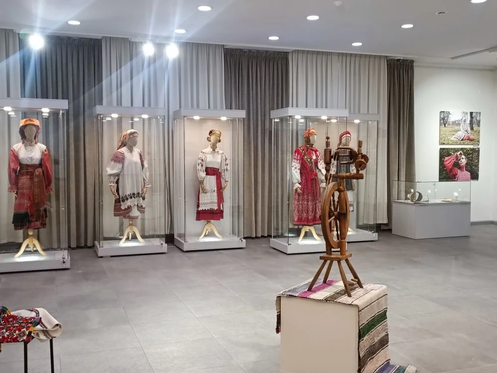 В Калининградском историко-художественном музее сотрудники Брянского областного художественного музейно-выставочного центра и Брянского областного методического центра "Народное творчество" завершают создание экспозиции... В Калининградском историко-художественном музее сотрудники Брянского областного художественного музейно-выставочного центра и Брянского областного методического центра "Народное творчество" завершают создание экспозиции...