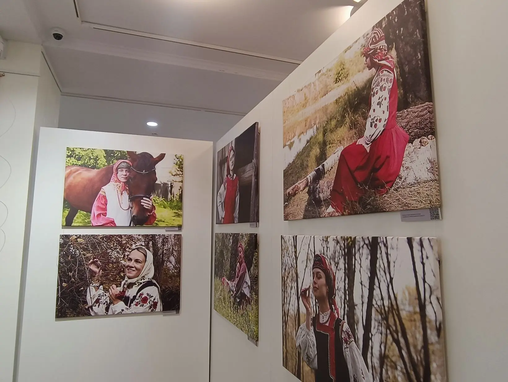 В Калининградском историко-художественном музее сотрудники Брянского областного художественного музейно-выставочного центра и Брянского областного методического центра "Народное творчество" завершают создание экспозиции... В Калининградском историко-художественном музее сотрудники Брянского областного художественного музейно-выставочного центра и Брянского областного методического центра "Народное творчество" завершают создание экспозиции...