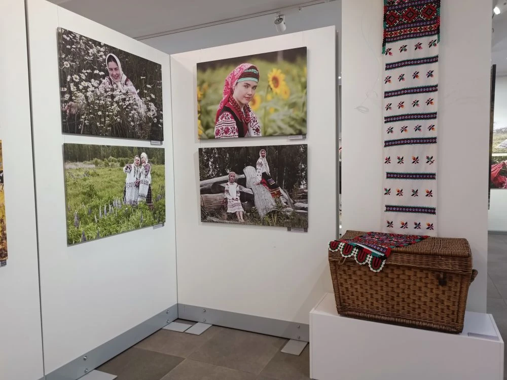 В Калининградском историко-художественном музее сотрудники Брянского областного художественного музейно-выставочного центра и Брянского областного методического центра "Народное творчество" завершают создание экспозиции... В Калининградском историко-художественном музее сотрудники Брянского областного художественного музейно-выставочного центра и Брянского областного методического центра "Народное творчество" завершают создание экспозиции...