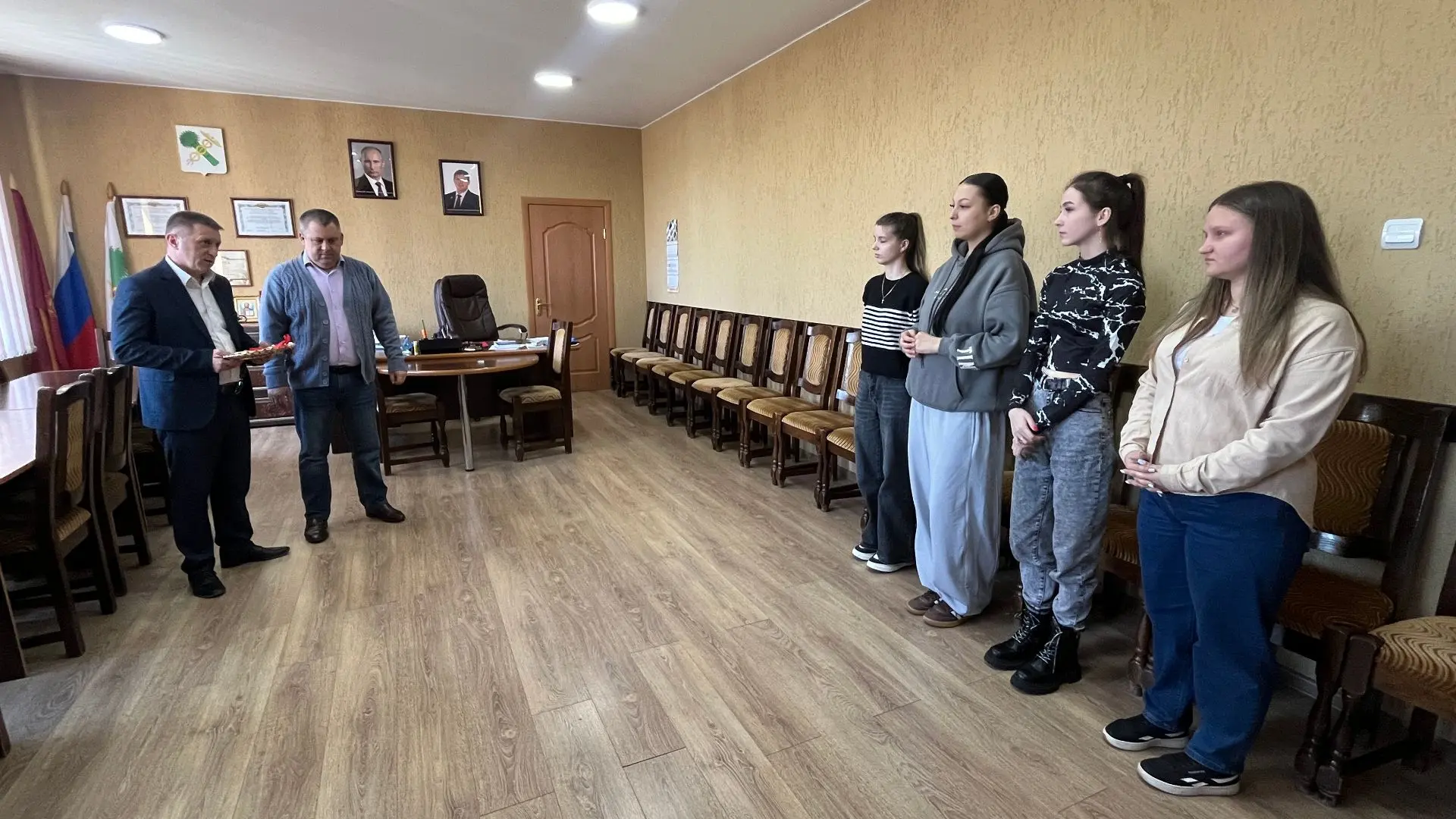 Пять девушек получили ключи от своих квартир Пять девушек получили ключи от своих квартир