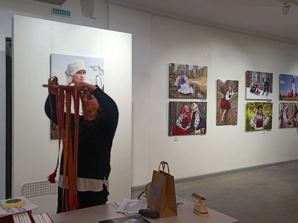 В Калининградском историко-художественном музее сотрудники Брянского областного художественного музейно-выставочного центра и Брянского областного методического центра "Народное творчество" завершают создание экспозиции... В Калининградском историко-художественном музее сотрудники Брянского областного художественного музейно-выставочного центра и Брянского областного методического центра "Народное творчество" завершают создание экспозиции...