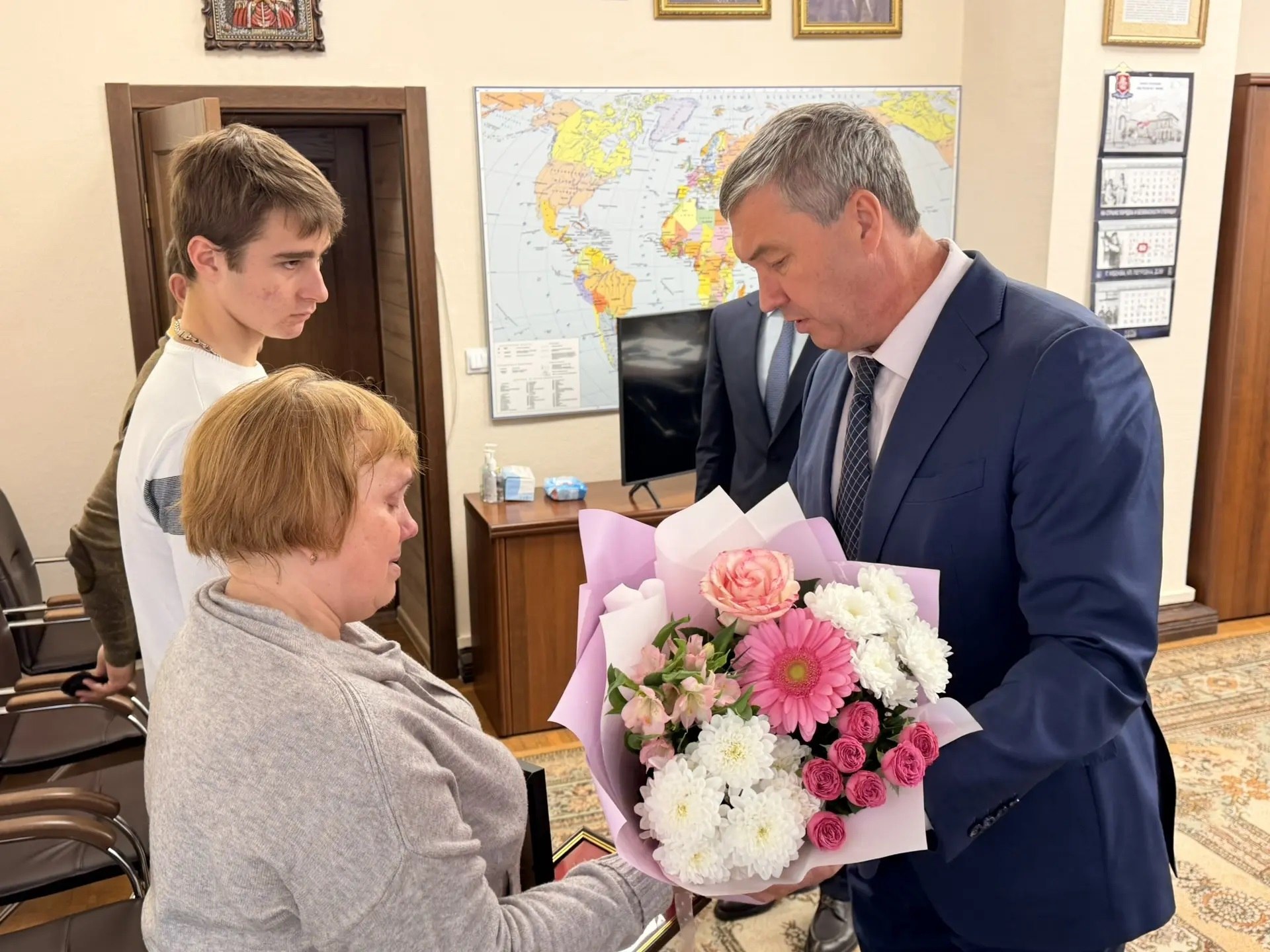 Сегодня глава города Клинцы О. П. Шкуратов, глава Клинцовской городской администрации С. Ю. Евтеев и военный комиссар города Клинцы, Клинцовского, Гордеевского и Красногорского районов А. Е. Зубиков вручили орден Мужества... Сегодня глава города Клинцы О. П. Шкуратов, глава Клинцовской городской администрации С. Ю. Евтеев и военный комиссар города Клинцы, Клинцовского, Гордеевского и Красногорского районов А. Е. Зубиков вручили орден Мужества...