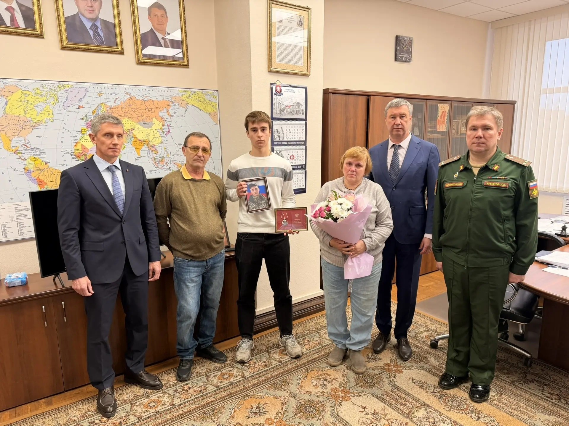 Сегодня глава города Клинцы О. П. Шкуратов, глава Клинцовской городской администрации С. Ю. Евтеев и военный комиссар города Клинцы, Клинцовского, Гордеевского и Красногорского районов А. Е. Зубиков вручили орден Мужества... Сегодня глава города Клинцы О. П. Шкуратов, глава Клинцовской городской администрации С. Ю. Евтеев и военный комиссар города Клинцы, Клинцовского, Гордеевского и Красногорского районов А. Е. Зубиков вручили орден Мужества...