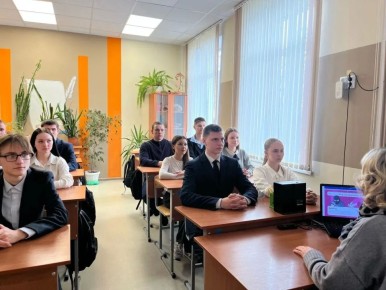 В МБОУ Выгоничской СОШ для учеников 8–11х классов прошли тематические уроки «Тёмная сторона ИИ», на которых школьники не только узнали о преимуществах искусственного интеллекта, но и разобрались в его потенциальных рисках