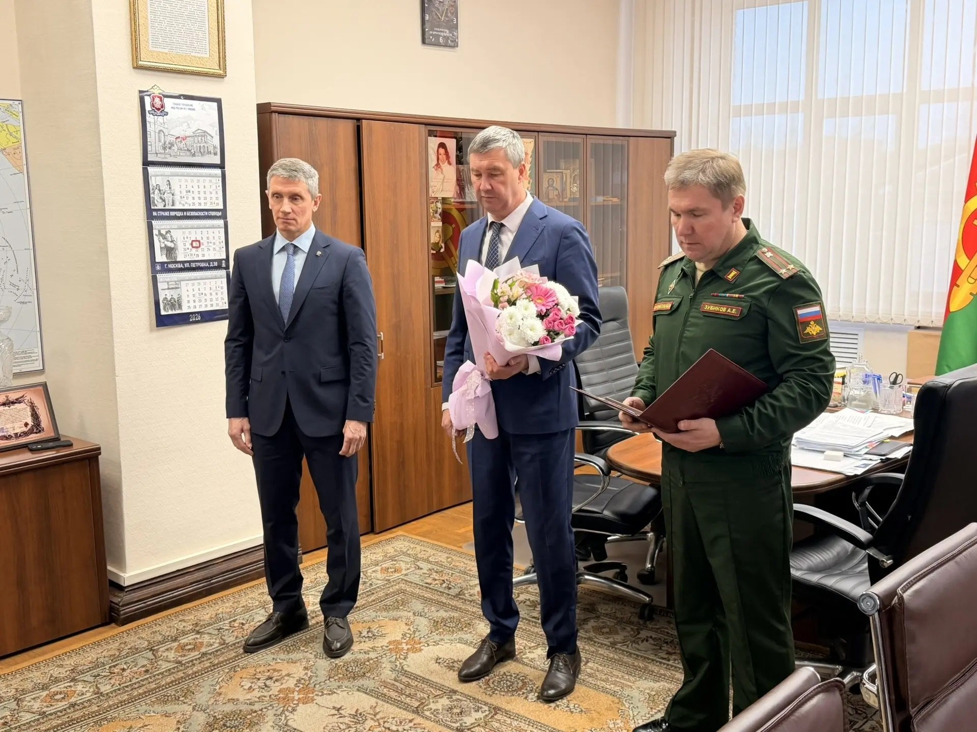 Сегодня глава города Клинцы О. П. Шкуратов, глава Клинцовской городской администрации С. Ю. Евтеев и военный комиссар города Клинцы, Клинцовского, Гордеевского и Красногорского районов А. Е. Зубиков вручили орден Мужества...