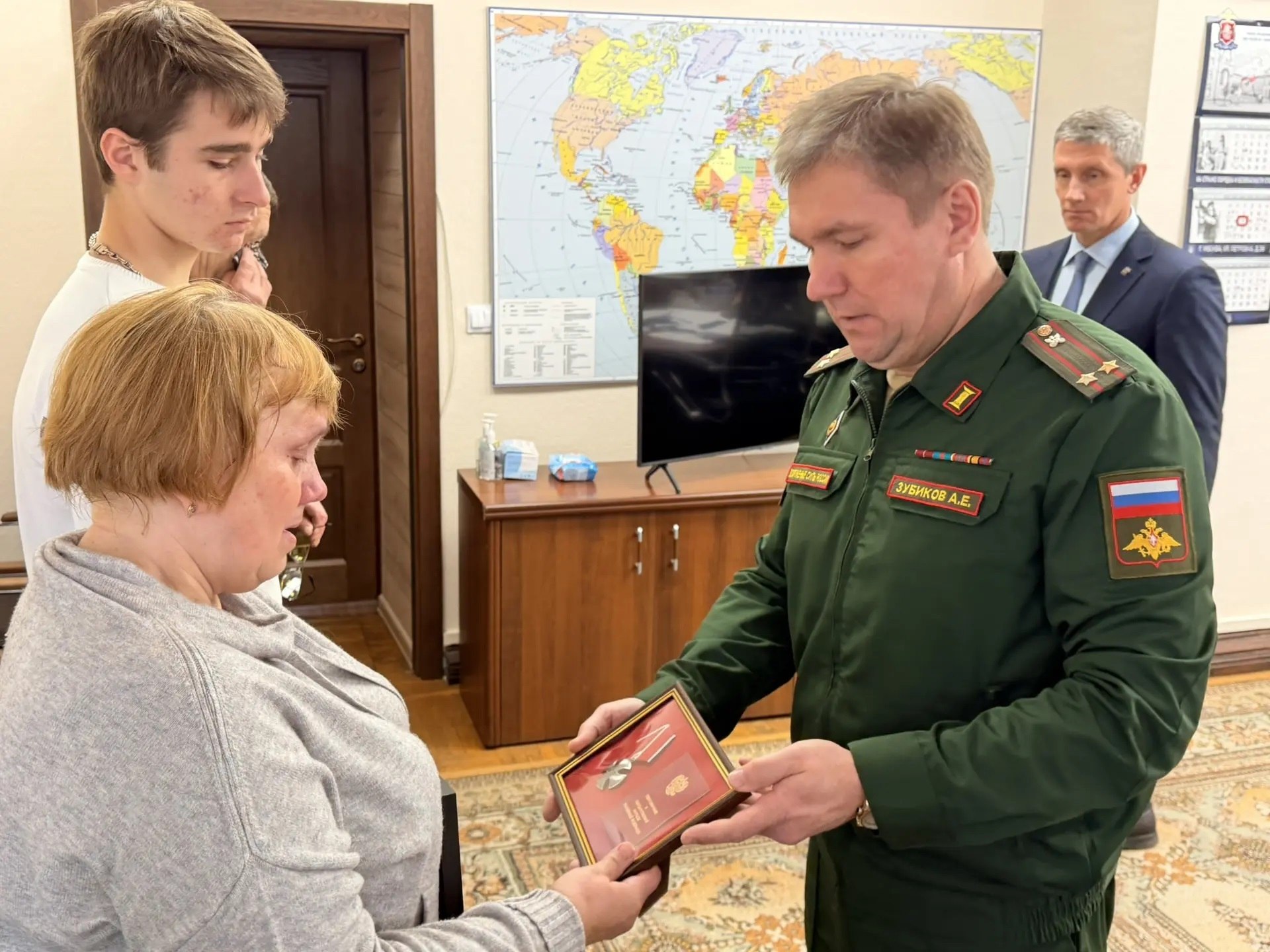 Сегодня глава города Клинцы О. П. Шкуратов, глава Клинцовской городской администрации С. Ю. Евтеев и военный комиссар города Клинцы, Клинцовского, Гордеевского и Красногорского районов А. Е. Зубиков вручили орден Мужества... Сегодня глава города Клинцы О. П. Шкуратов, глава Клинцовской городской администрации С. Ю. Евтеев и военный комиссар города Клинцы, Клинцовского, Гордеевского и Красногорского районов А. Е. Зубиков вручили орден Мужества...