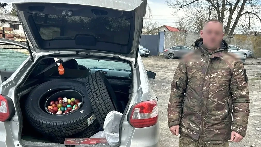 Руководитель военного отдела Брянской епархии иерей Константин Васильев передал представителю подразделения группировки «Север» гуманитарную помощь, сформированную по запросу военных