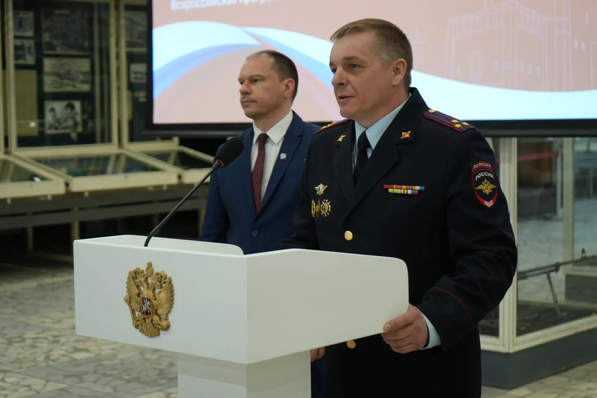 В Брянске полицейские вручили школьникам первые паспорта В Брянске полицейские вручили школьникам первые паспорта