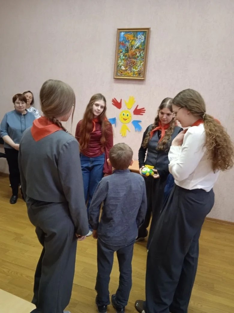 В рамках недели психологии воспитанники компенсирующих МБДОУ-детский сад № 14 «Рябинка» и волонтеры отряда «Росток» МБОУ-СОШ № 2 им. А.И. Герцена провели путешествие для малышей «Волшебный мир сенсорной комнаты»