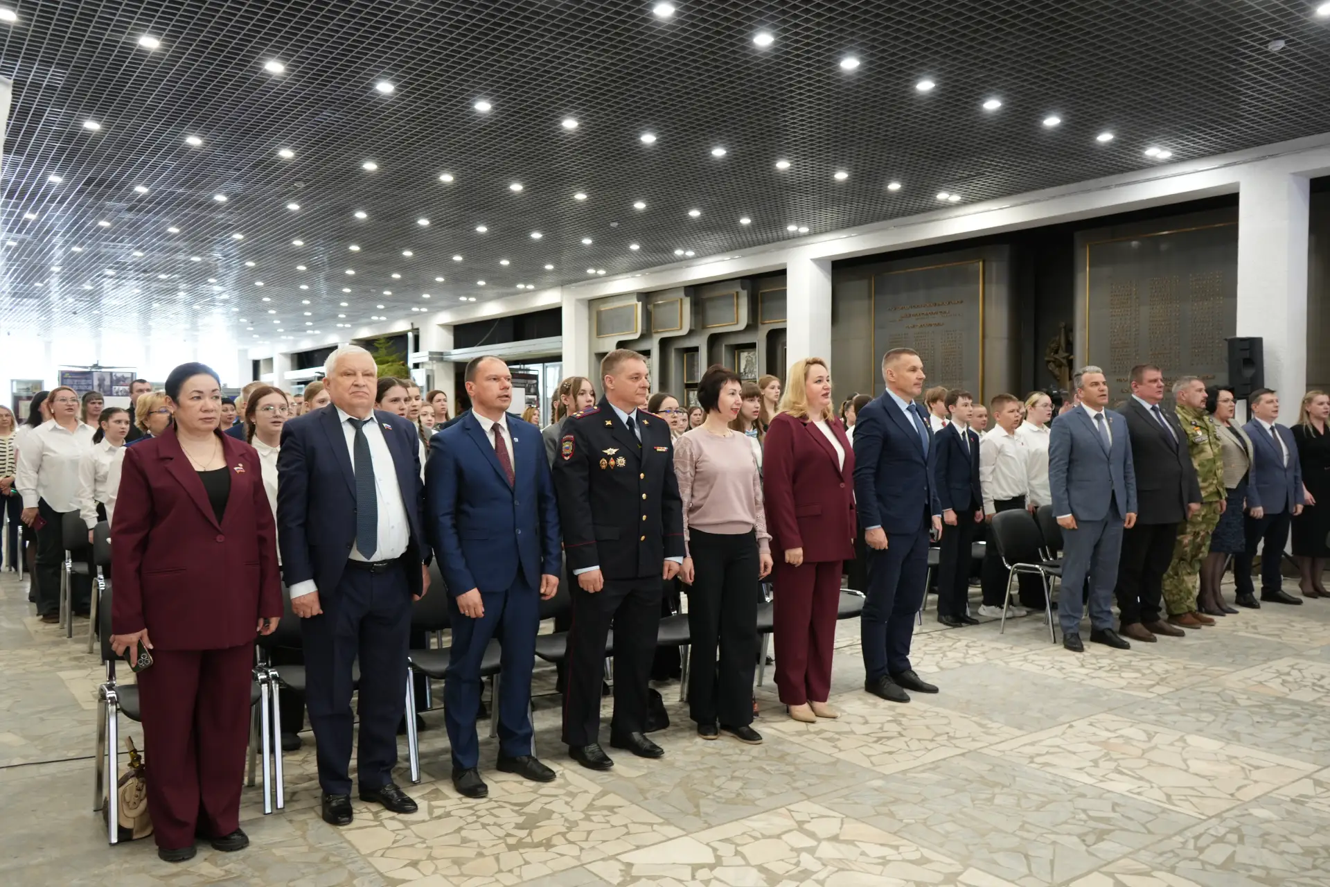 В Брянске полицейские вручили школьникам первые паспорта