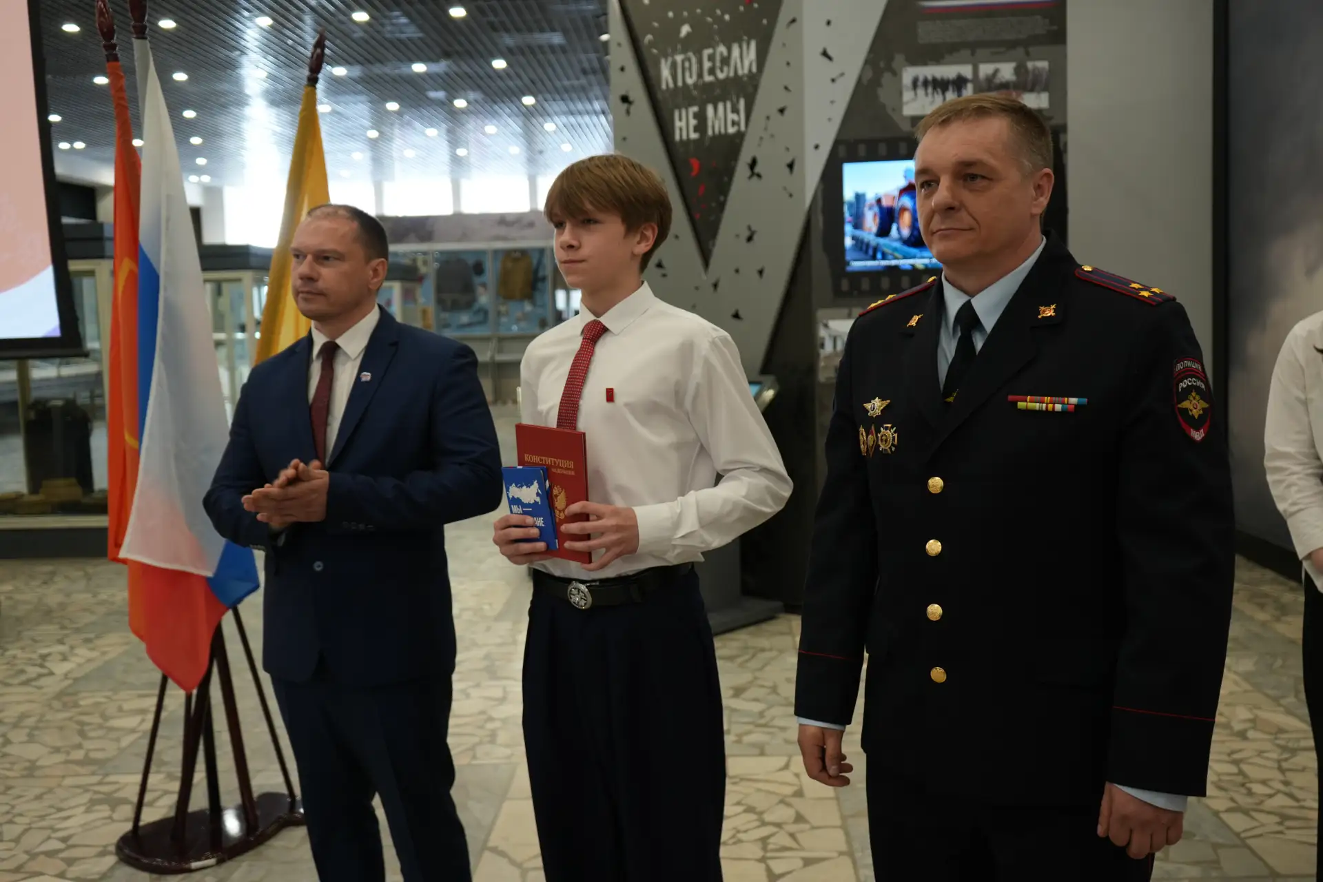 В Брянске полицейские вручили школьникам первые паспорта В Брянске полицейские вручили школьникам первые паспорта