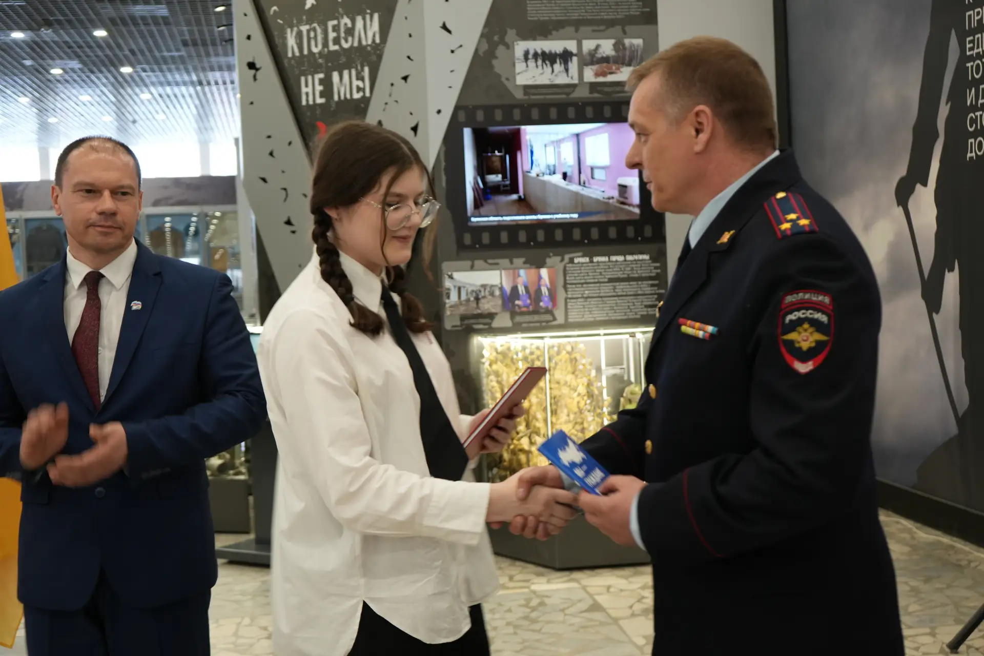 В Брянске полицейские вручили школьникам первые паспорта В Брянске полицейские вручили школьникам первые паспорта