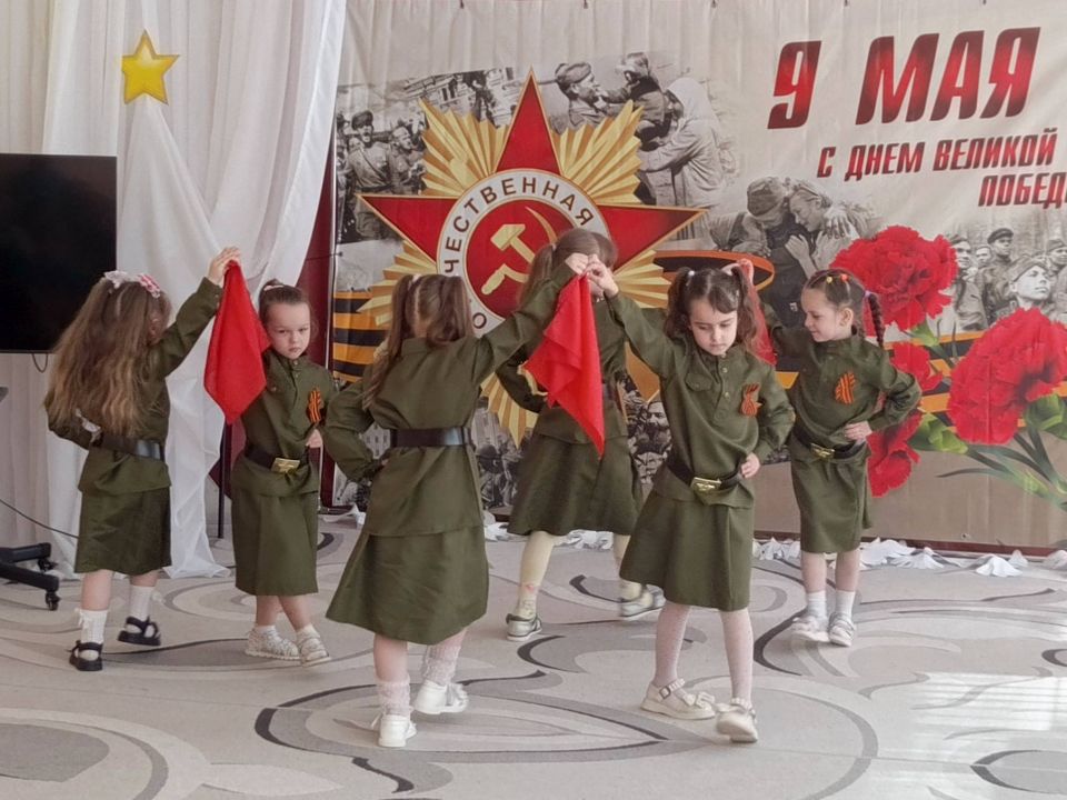 6 мая в МБДОУ-детский сад №27 «Чебурашка» прошел праздничный концерт, посвященный Дню Победы: дети рассказывали стихи о войне, пели песни о празднике победы, о мире, о солдатах, исполняли танцы 6 мая в МБДОУ-детский сад №27 «Чебурашка» прошел праздничный концерт, посвященный Дню Победы: дети рассказывали стихи о войне, пели песни о празднике победы, о мире, о солдатах, исполняли танцы